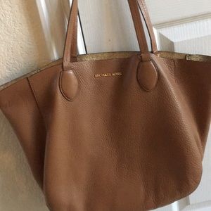 Beautiful Michael Kors tote in great condition.
